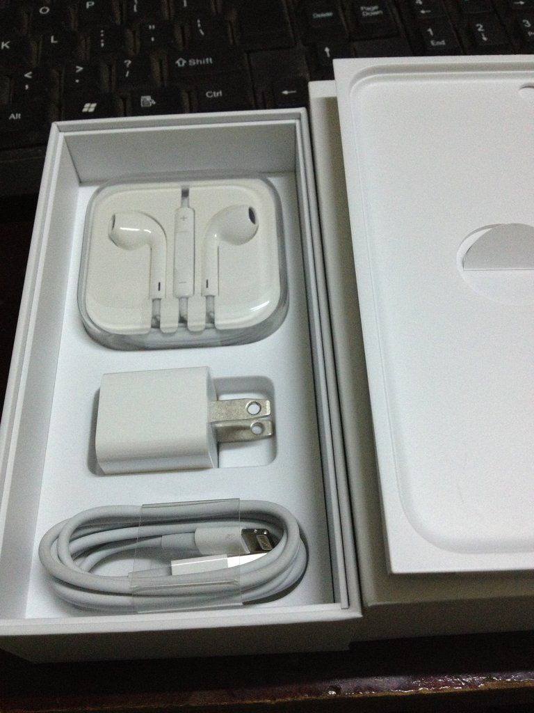 Sạc iPad 10w = 120k ..........Cáp Lightning zin iPhone 5s - iPad mini - iPad 4 = 100k - 8