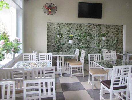 Tone trắng chủ đạo, điểm xuyết sắc xanh của cây lá mang đến cho bạn một cảm giác thật yên bình.