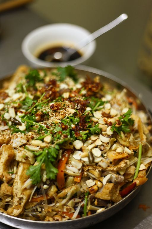Bún trộn Huế - hạt đậu phộng được rải lên trên tạo cảm giác ngọt bù