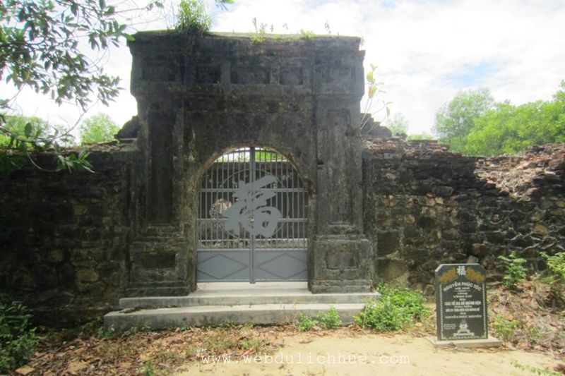 Lăng Vĩnh Cơ của vợ chúa Nguyễn Hoà ng