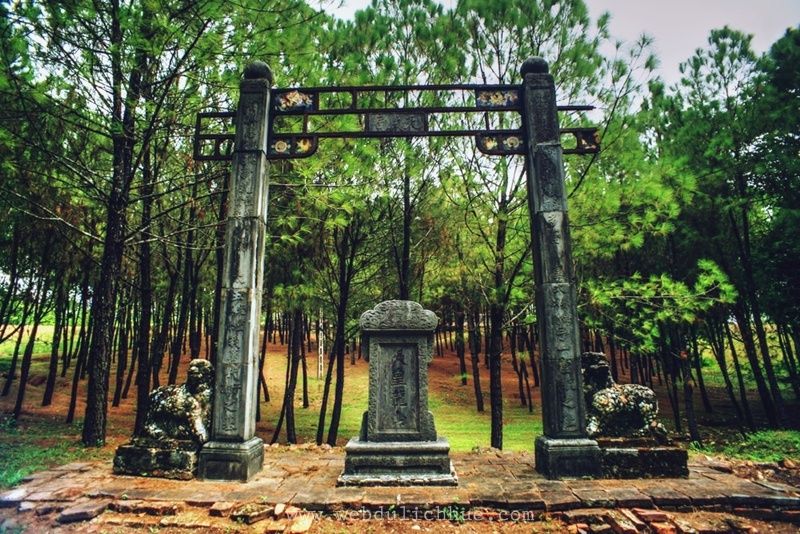 Lăng mộ của Kiên Thái Vương (1845 - 1876) tọa lạc trên một ngọn đồi kế bên lăng mộ vua Đồng Khánh ở phía Nam kinh thành Huế.Cổng chính dẫn vào lăng mộ gồm những pano pháp lam và với tấm bia đặt ở giữa, được gọi là bia Tam vương <a href=