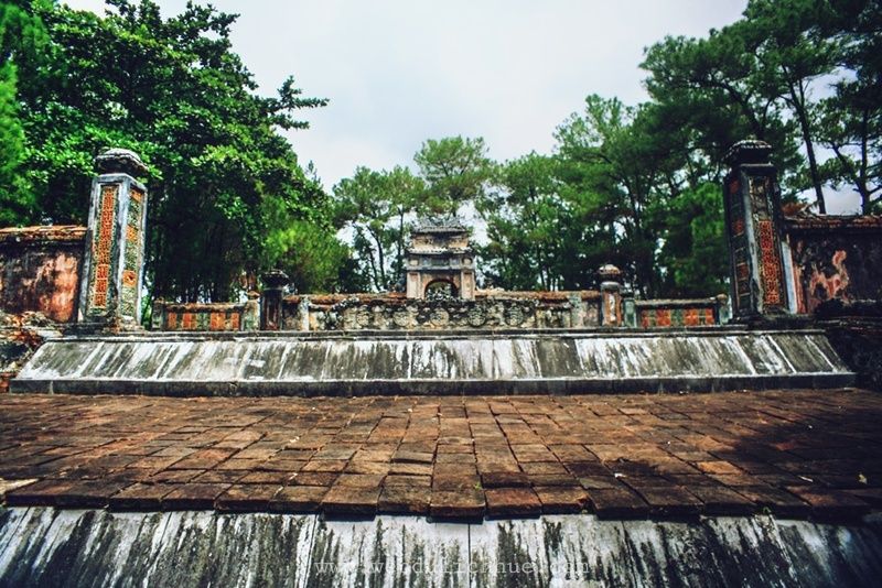 Nhìn chung, bố cục của lăng Kiên Thái Vương rất cân xứng, đăng đối với trục chính hướng Nam theo thuật Phong thủy rất được coi trọng lúc bấy giờ.