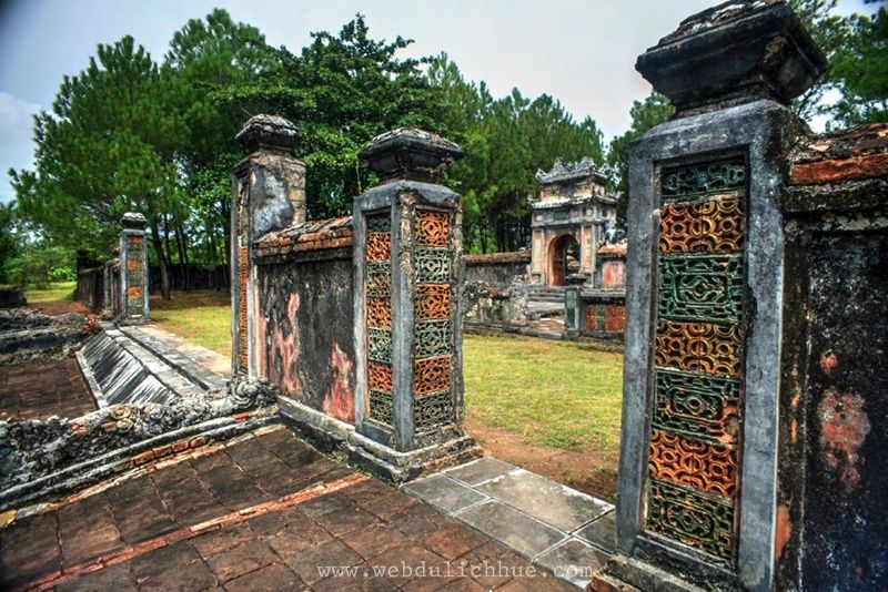 Toàn bộ khuôn viên lăng có một lớp tường thành cao chừng 1m80 bao quanh. Ở mặt trước của thành, chính giữa là một khoảng trống, hai bên là hai cổng dẫn vào trong.