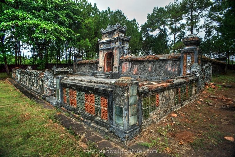 Sau lớp thành ngoài là thành giữa với cánh cổng gạch vòm cung truyền thống của thời Nguyễn. Trước thành có lan can thấp với hai cổng vào tương ứng với hai cổng ở vòng thành ngoài.