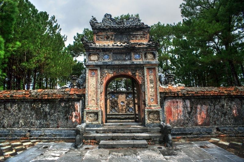 Theo các tư liệu lịch sử, để xây cất lăng Kiên Thái Vương, triều đình đã trưng tập hàng vạn thợ thuyền khắp mọi nơi, công sức đào, đắp, cải tạo cả một vùng đồi núi là rất lớn và đích thân vua Đồng Khánh đã đến ngự tại công trường nhiều ngày để chăm lo xây dựng và hoàn thiện đồ án.