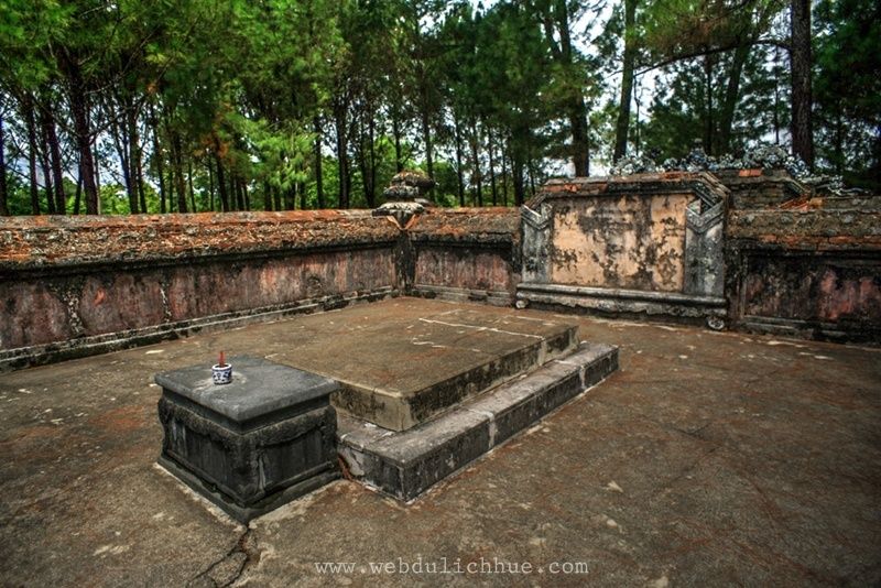 Mộ phần có thiết kế đơn giản với hai khối chữ nhật chồng lên nhau, giống như mộ nhiều hoàng thân khác của nhà Nguyễn.