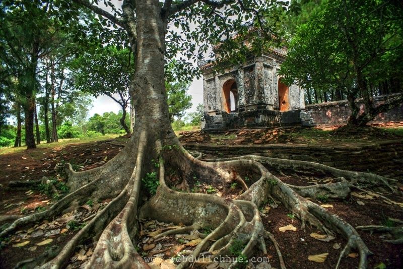 Một điểm độc đáo của lăng Kiên Thái Vương là phía trước khu lăng mộ có 2 bi đình (nhà bia) nằm đối xứng ở hai bên trái và phải. Các lăng mộ khác của vua chúa và hoàng thân nhà Nguyễn chỉ có 1 nhà bia.