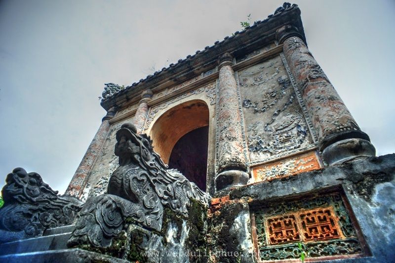Mỗi nhà bia có 4 đôi rồng đá tạc trên thành các bậc cấp quay về 4 hướng. Tường được khảm sứ rất kỳ công.