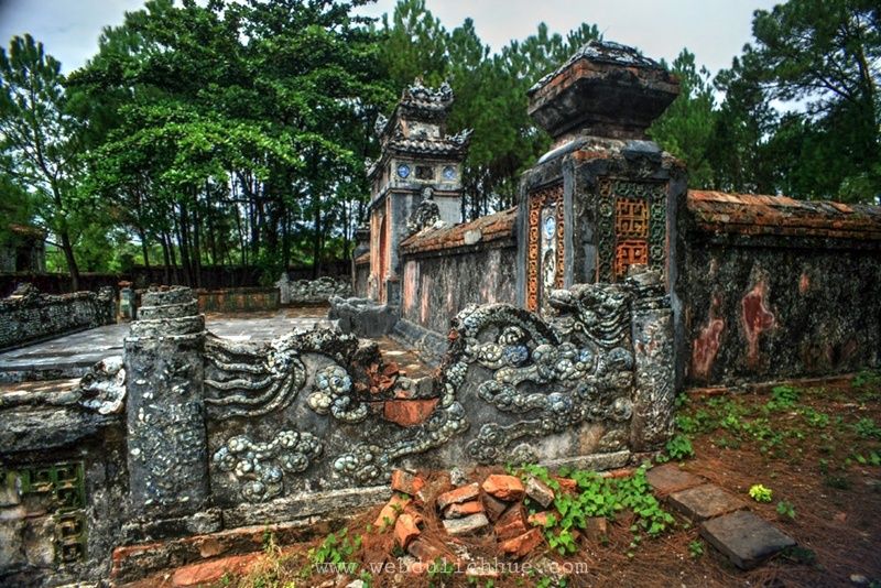 Dù có những giá trị kiến trúc rất độc đáo, nhưng sau nhiều thập niên bị bỏ hoang, lăng Kiên Thái Vương đã xuống cấp nặng nề và tồn tại như một phế tích.