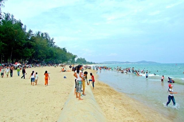 nhiều dịch vụ phục vụ khách ở biển Hàm Rồng được nâng cấp, đầu tư