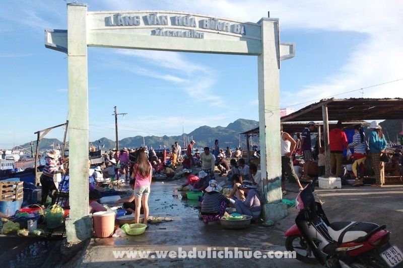 Khu chợ hải sản trên đảo Bình Ba