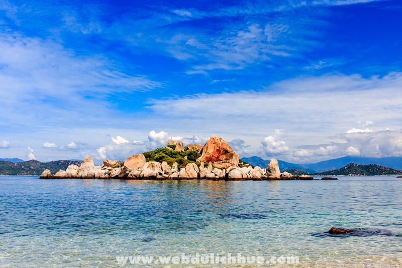 Nước trong xanh trên đảo Bình Ba