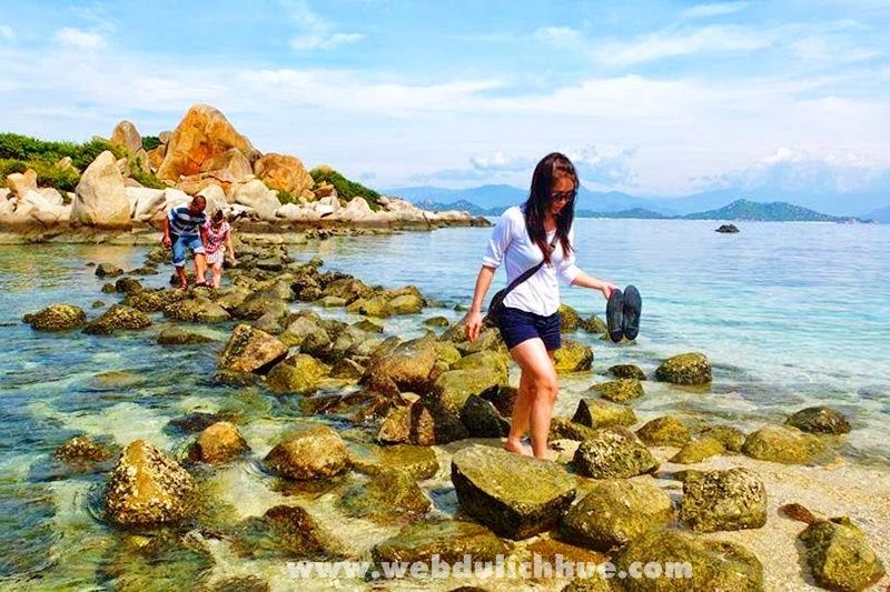 Bạn tha hồ chụp ảnh nắng vàng biển xanh tại đảo Bình Ba
