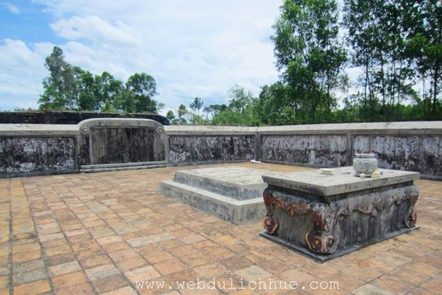 Mộ chúa Nguyễn Hoàng được xây bằng gạch vồ và vôi vữa gồm 2 tầng