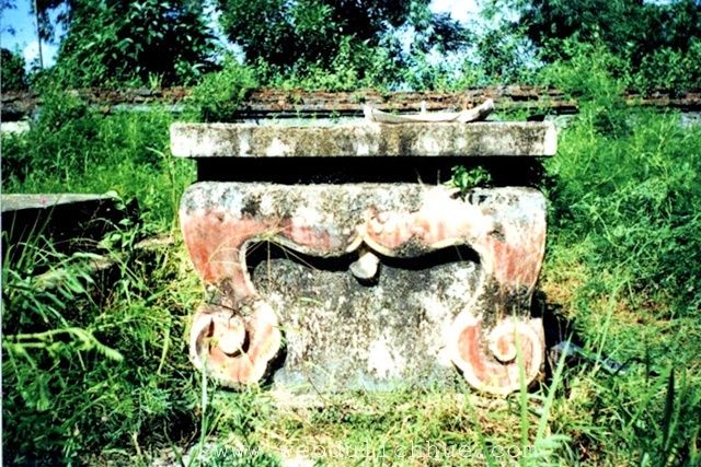 Vòng thành trong xây hoàn toàn bằng gạch vồ