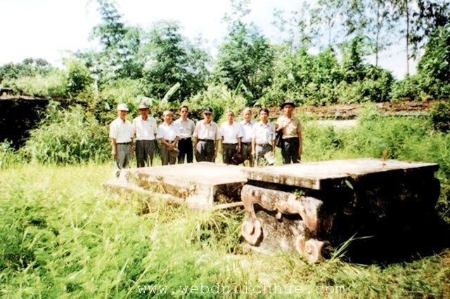 Trước mộ xây một hương án chân quỳ, cao 90cm, rộng 110cm, dài 214cm.