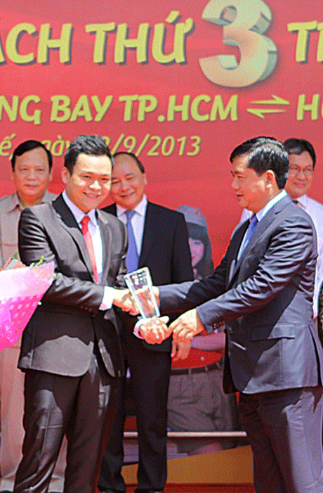 Anh Dương Châu Toàn vinh dự được Bộ trưởng Đinh La Thăng tặng Cúp “Khách hàng thứ 3 triệu”