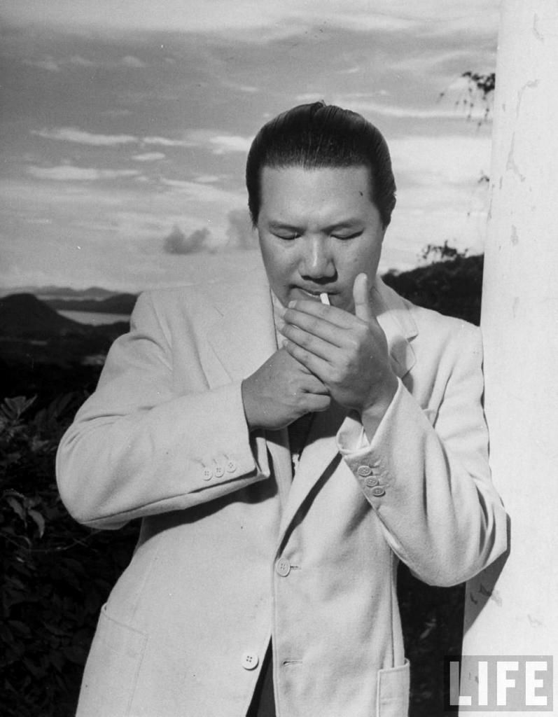 Bảo Äại ăn váºn chải chuốt, tay châm thuốc lá ở Hồng Kông, tháng 6/1948. Vị vua cuối cùng cá»§a Việt Nam có dáng vóc cao lá»›n (cao 1m82), Ä‘iển trai, luôn trà n đầy phong độ. Ông được cho là cưỡi ngá»±a Ä‘iêu luyện như má»™t kỵ sÄ© trung cổ, chÆ¡i golf, tennis giá»i như má»™t quán quân hà ng tỉnh, bÆ¡i thuyá»n các loại như má»™t váºn động viên Olympic...