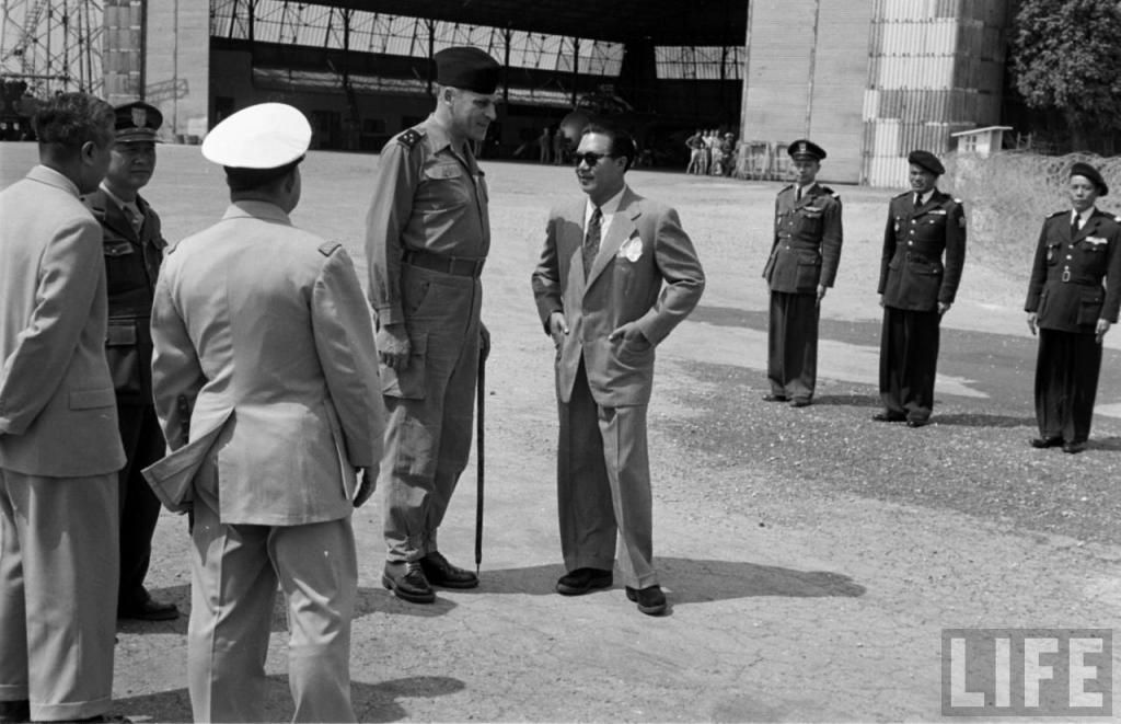 Trong bức ảnh nà y, phóng viên tạp chà Life chụp Bảo Äại tại sân bay Gia Lâm, Hà Ná»™i, tháng 3/1954. Tháng 3/1949 Bảo Äại vá» nước và đến ngà y 1/7/1949 thì được tấn phong là m Quốc trưởng trong ChÃnh phá»§ Lâm thá»i cá»§a Quốc gia Việt Nam do thá»±c dân Pháp háºu thuẫn.