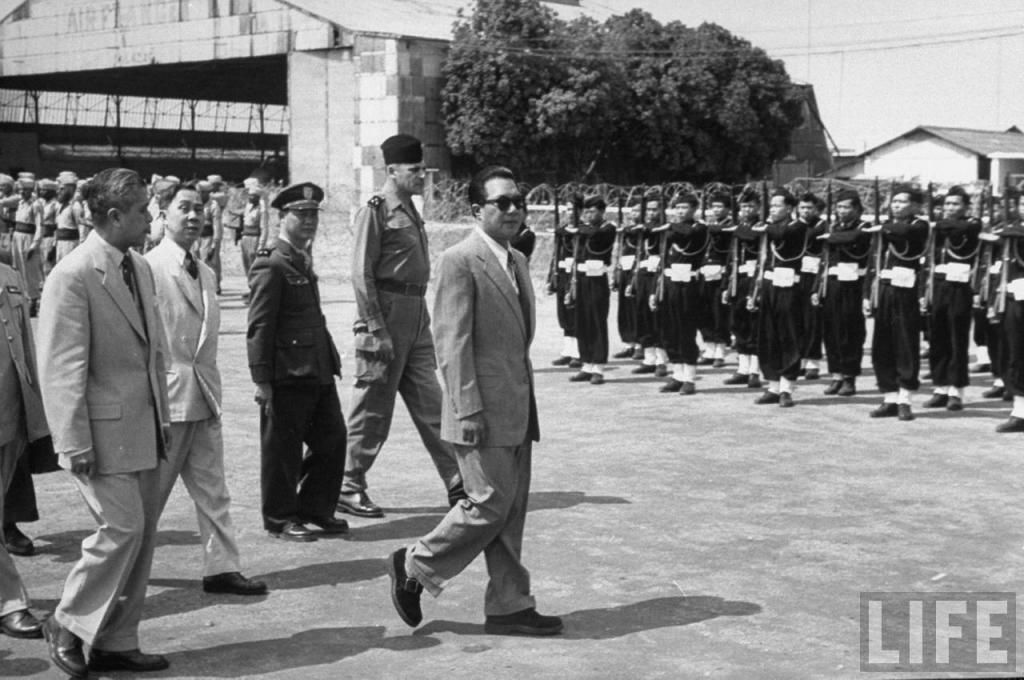Bảo Äại tại sân bay Gia Lâm, Hà Ná»™i, tháng 3/1954. Tháng 10/1955 vị cá»±u hoà ng nà y bị Ngô Äình Diệm phế truất. Từ đó ông sống lưu vong ở Pháp cho đến khi qua Ä‘á»i và o ngà y 31/7/1997 tại Paris.