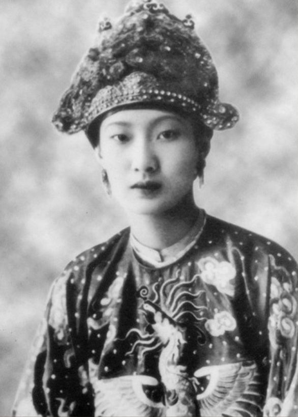 Hoàng hậu Nam Phương mặc hoàng phục, bức ảnh được biết đến nhiều nhất của bà.