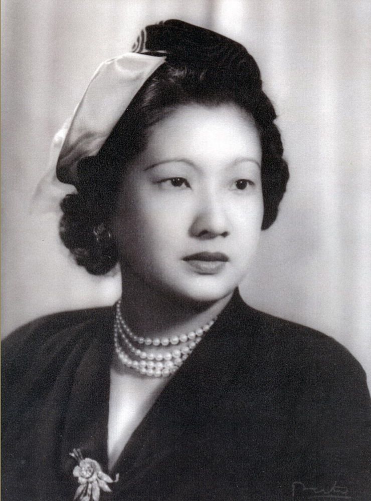 Nét quý phái của Hoàng hậu Nam Phương trong Âu phục, đầu thập niên 1950.