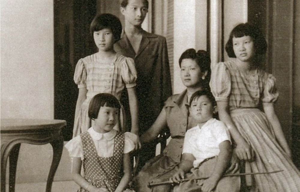 Nam Phương Hoàng hậu và 5 người con tại biệt thự Thorenc khoảng năm 1950.