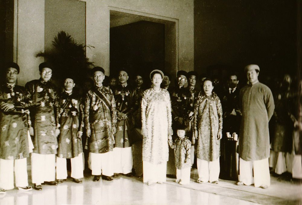 Hoàng hậu Nam Phương cùng vua Bảo Đại, Đức Từ cung, Hoàng tử Bảo Long và các quan lại triều Nguyễn.
