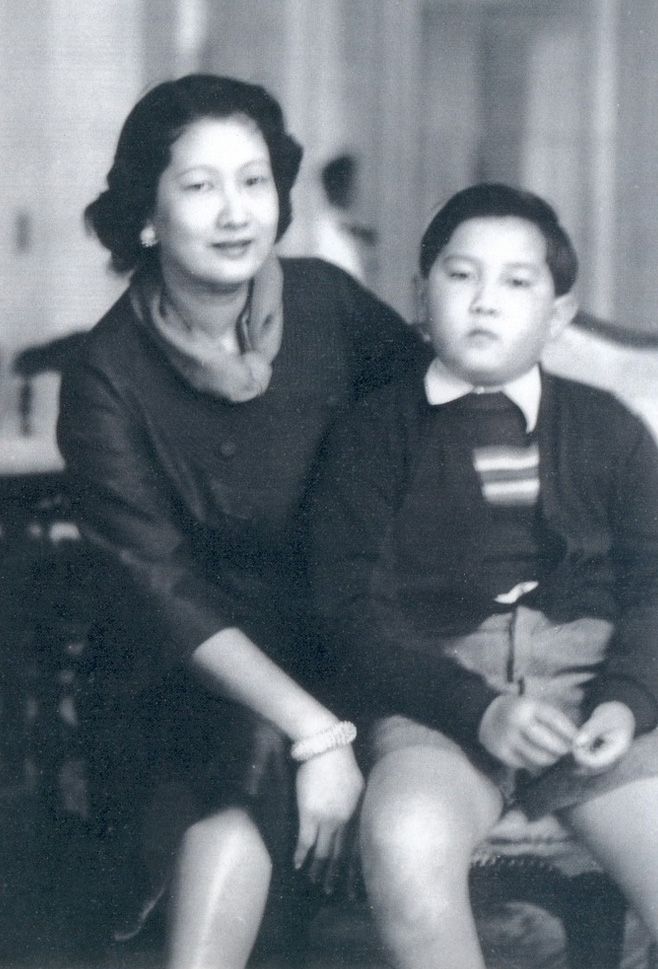 Hoàng hậu Nam Phương và Hoàng tử Bảo Thắng.