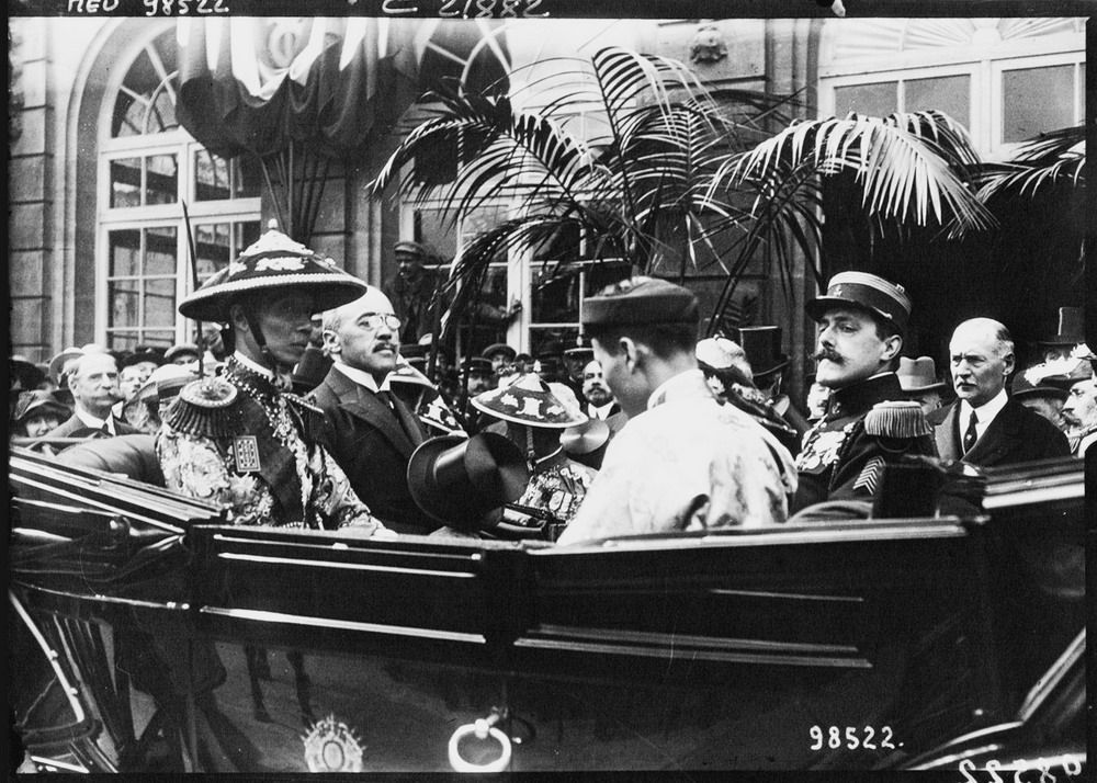 Ngày 20/5/1922, vua Khải Định sang Pháp dự Hội chợ thuộc địa ở Marseille. Đây là lần đầu tiên một ông vua triều Nguyễn công du chính thức ra nước ngoài.