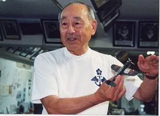 Kawano Kiichi em sua coleção kamikeze