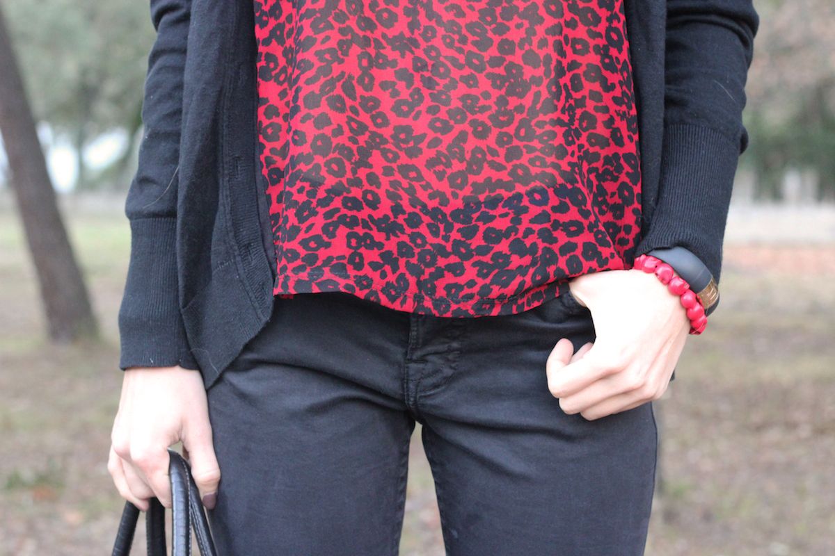 T-shirt imprimé léopard rouge look soirée casual