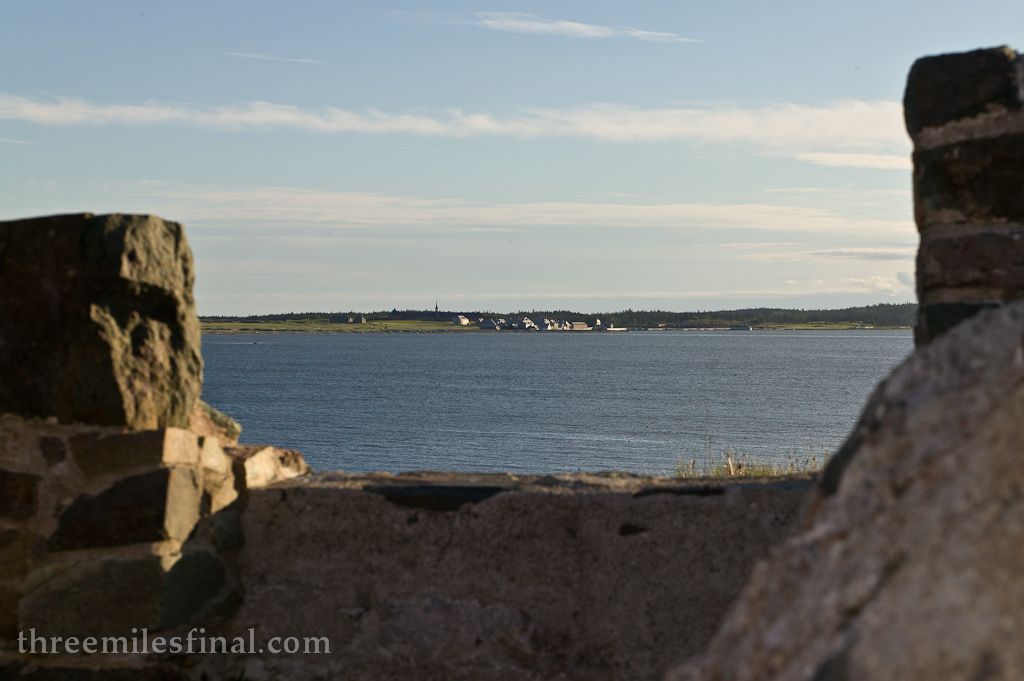 IMAGE: http://i1119.photobucket.com/albums/k634/threemilesfinal/TMF-On%20the%20Go/TMF-2182.jpg