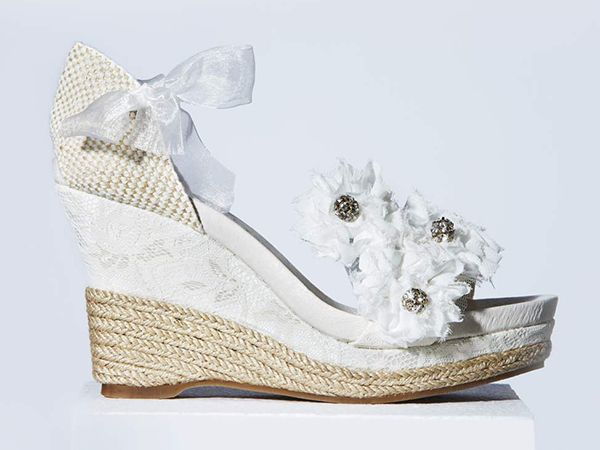 la colección de sandalias de cuña para novias hippie-chic de