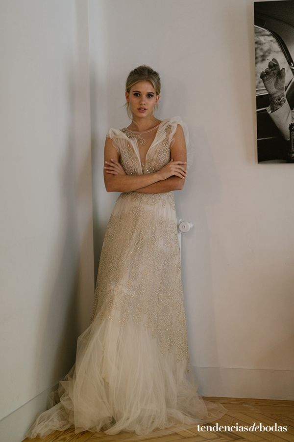 la novia del vestido dorado y zapatos planos #editorialbardot