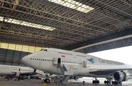 Pesawat Boeing 747-400 Garuda Indonesia di hanggar GMF