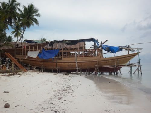 kapal pinisi di tanjung bira