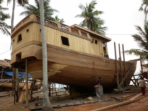 kapal pinisi di tanjung bira