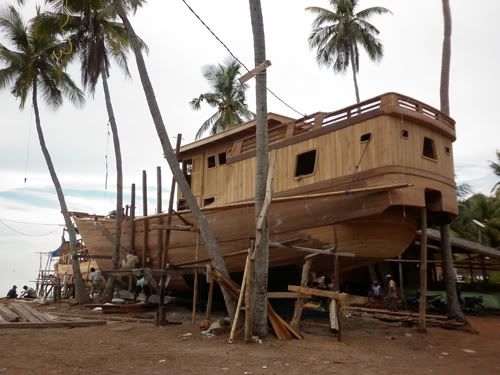 kapal pinisi di tanjung bira