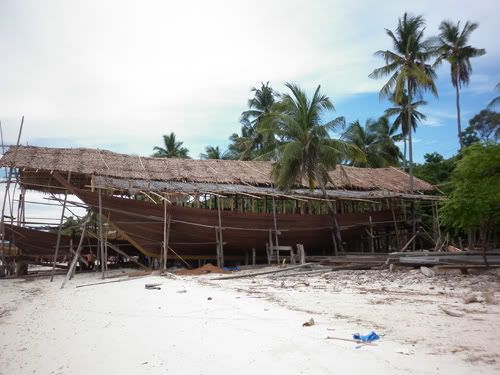 kapal pinisi di tanjung bira