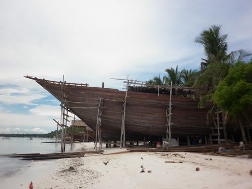 kapal pinisi di tanjung bira