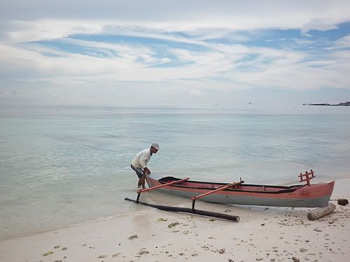 kapal pinisi di tanjung bira