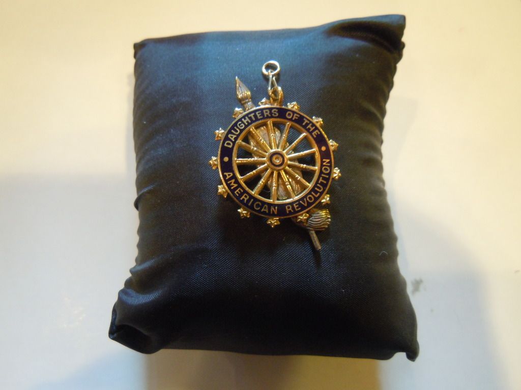DAUGHTERS OF THE AMERICAN REVOLUTION DAR PIN INSIGNIA