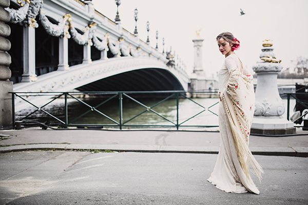 Inspiración para novias con vestido de Otaduy y mantón antiguo.