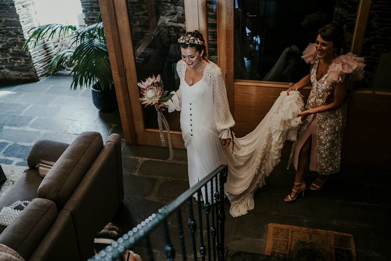 Slow wedding en Galicia con vestido de novia de Sara Lage.