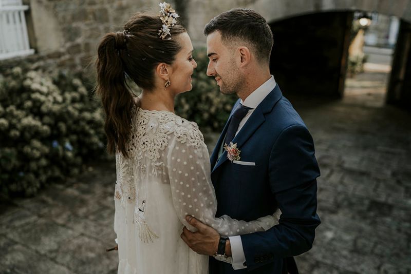 Slow wedding en Galicia con vestido de novia de Sara Lage.