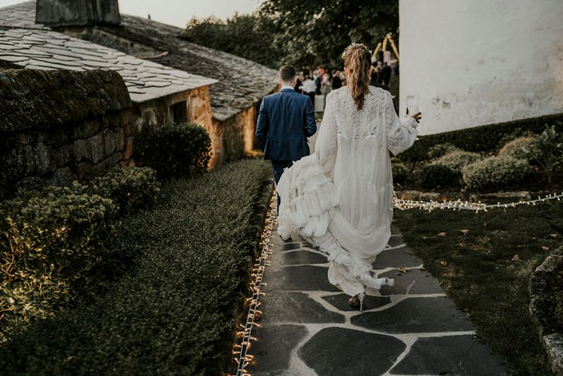 Slow wedding en Galicia con vestido de novia de Sara Lage.